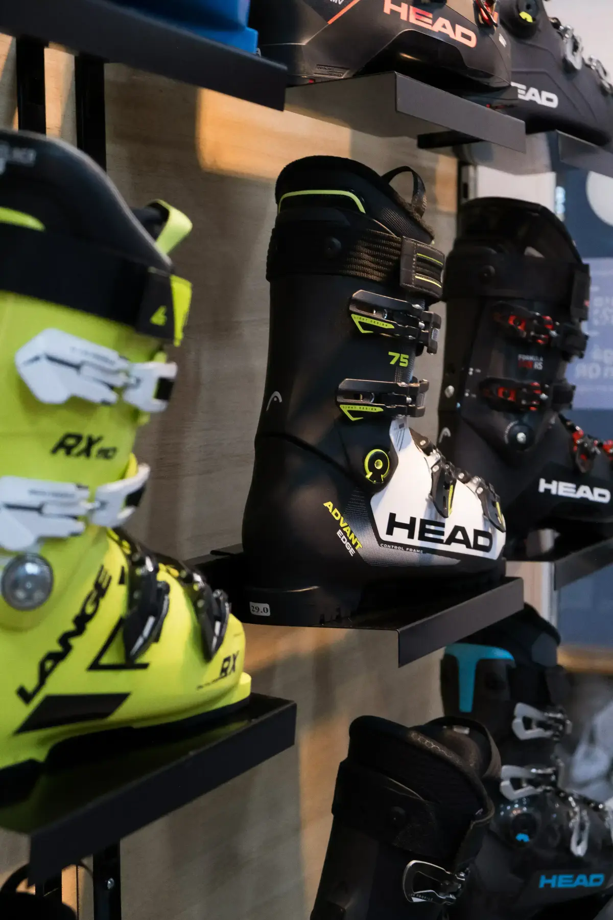 Botas de ski HEAD y Lange en estantería