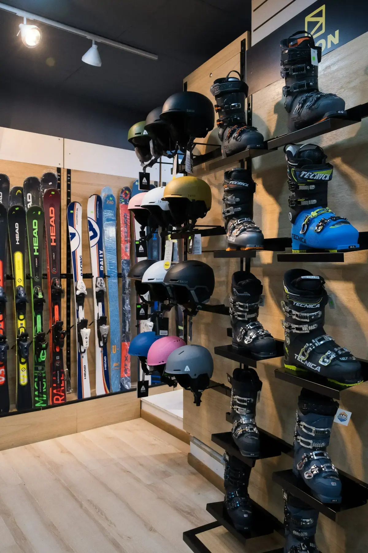 Interior Aventura Pro Shop — esquís, cascos y botas